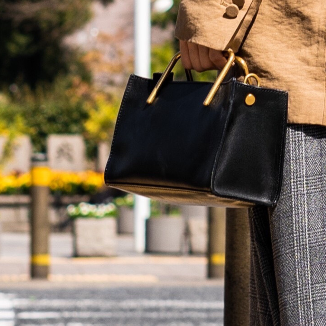 すぐ届く】Black | Wallet gold handle bag – EMMA AURA すぐ届く】Black | Wallet gold handle bag – EMMA AURA