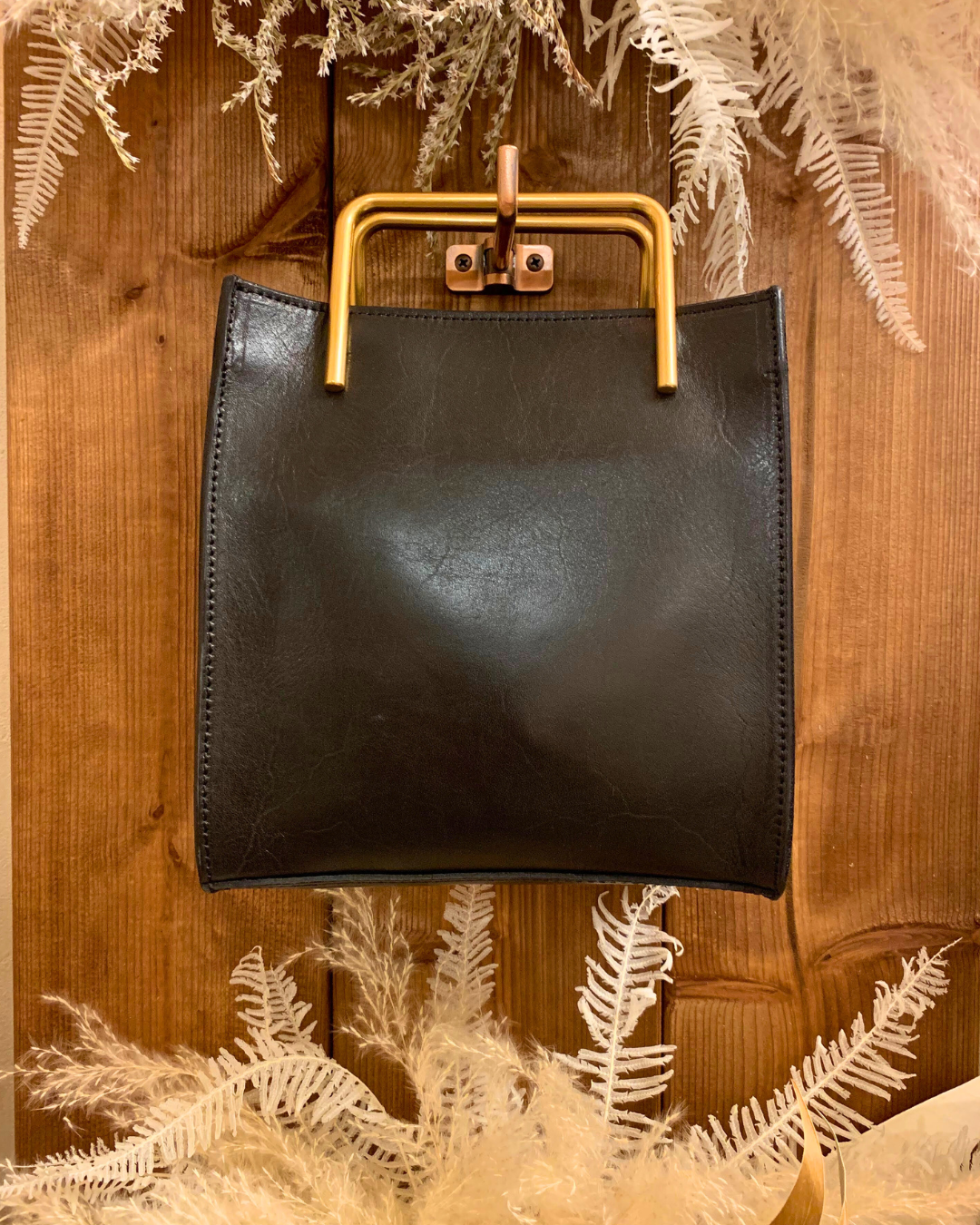 価格は安く 予約商品】Black 人気No.1プレゼント付🎁【本革】gold handle バッグ