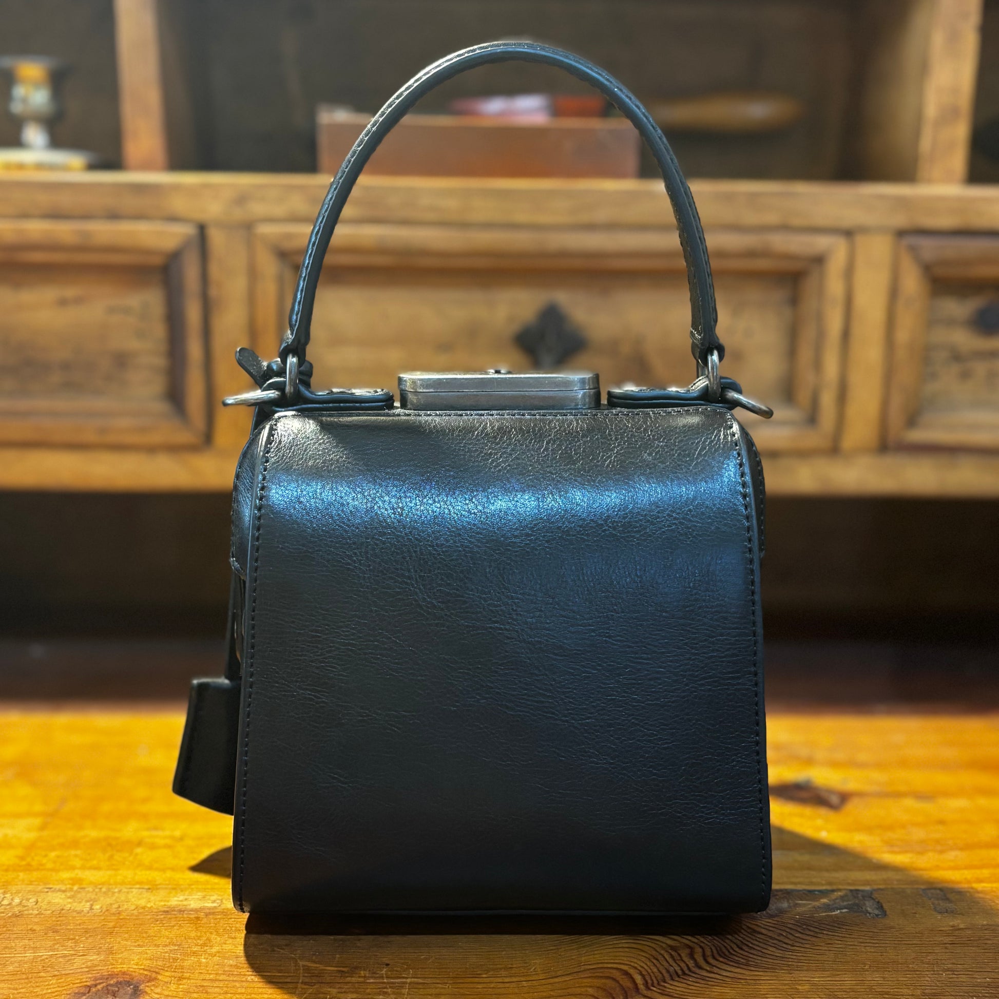 予約商品|🎁プレゼント付き】Black|鍵付き 2WAYダレスバッグ – EMMAAURA 予約商品|🎁プレゼント付き】Black|鍵付き 2WAYダレスバッグ – EMMAAURA