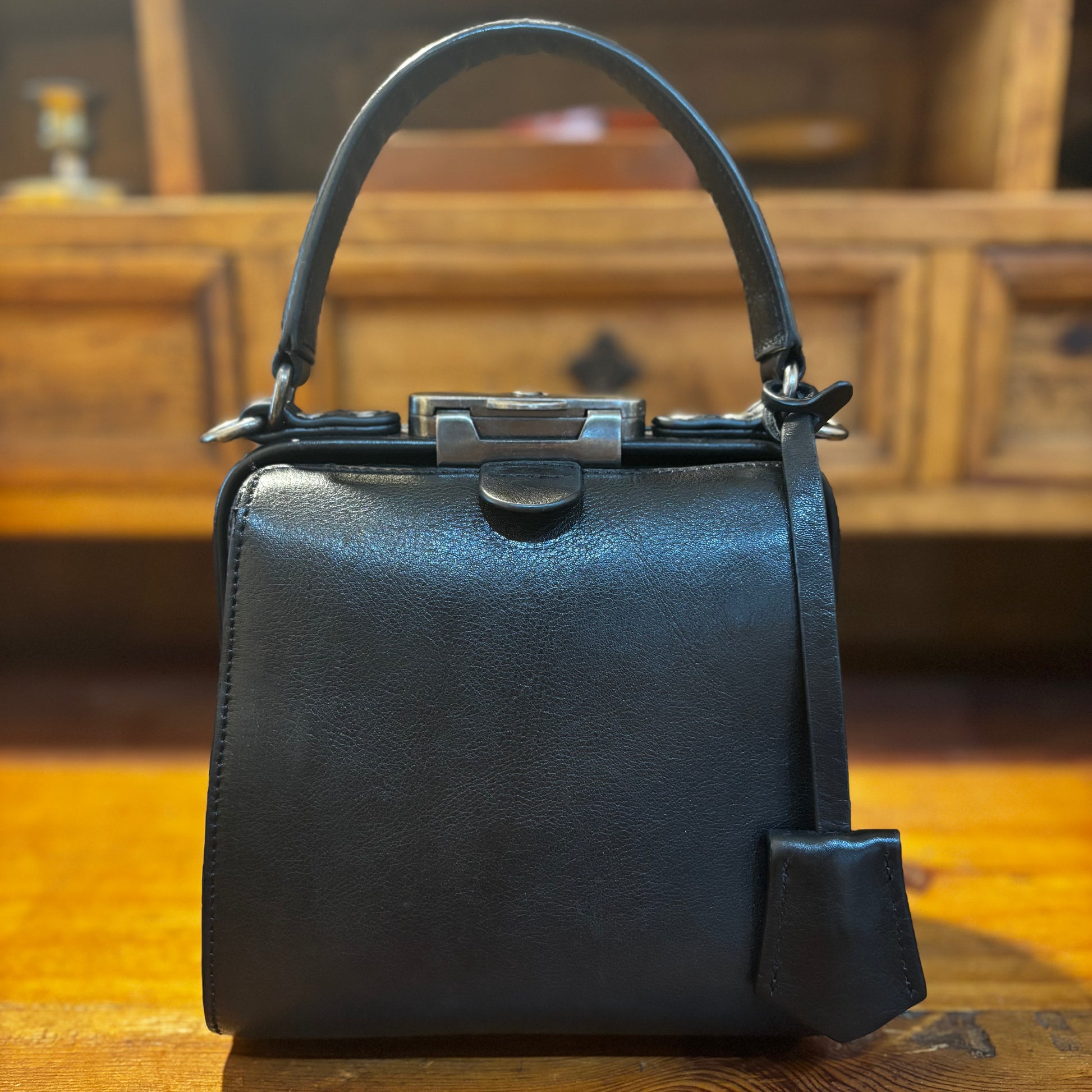 予約商品|🎁プレゼント付き】Black|鍵付き 2WAYダレスバッグ – EMMAAURA 予約商品|🎁プレゼント付き】Black|鍵付き 2WAYダレスバッグ – EMMAAURA