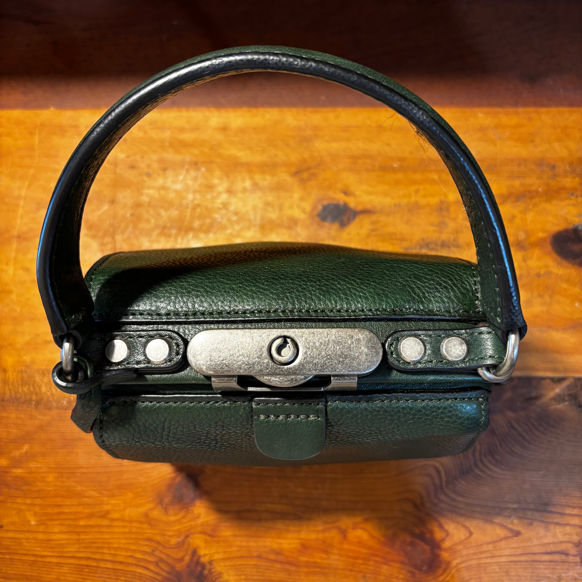 即日発送】Green|鍵付き 2WAYダレスバッグ – EMMA AURA 即日発送】Green|鍵付き 2WAYダレスバッグ – EMMA AURA